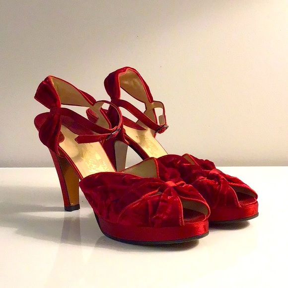 SUPER RARE Ferragamo 1 OF 150 MADE Size 39.5 EU (9.5 US) Red Velvet Satin Heels - Picture 2 of 10